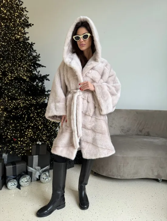 Шуба свободного силуэта из меха норки с капюшоном в цвете пудра