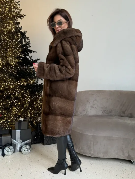Норковая шуба с капюшоном в цвете орех