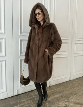 Шуба из меха норки с капюшоном в цвете орех