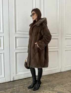 Шуба из меха норки с капюшоном в цвете орех