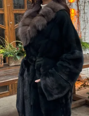 Норковое кимоно с воротником из меха куницы - цвет черный изумруд