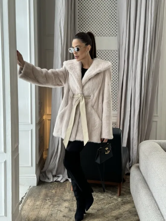 Норковая шуба с капюшоном под пояс - цвет пудра