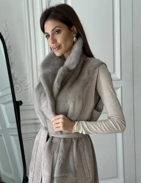 Пальто без рукавов с отделкой из меха норки