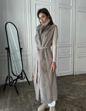 Пальто без рукавов с отделкой из меха норки