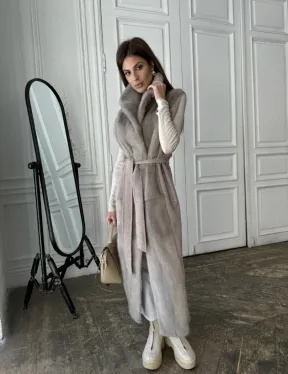 Пальто без рукавов с отделкой из меха норки