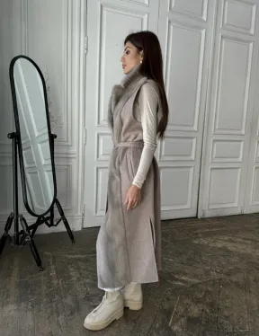 Пальто без рукавов с отделкой из меха норки