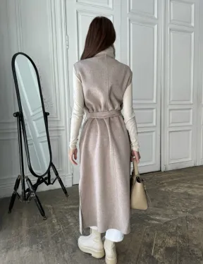 Пальто без рукавов с отделкой из меха норки