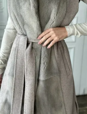 Пальто без рукавов с отделкой из меха норки