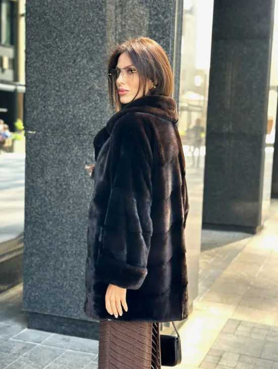 Укороченная норковая шуба в цвете шоколад