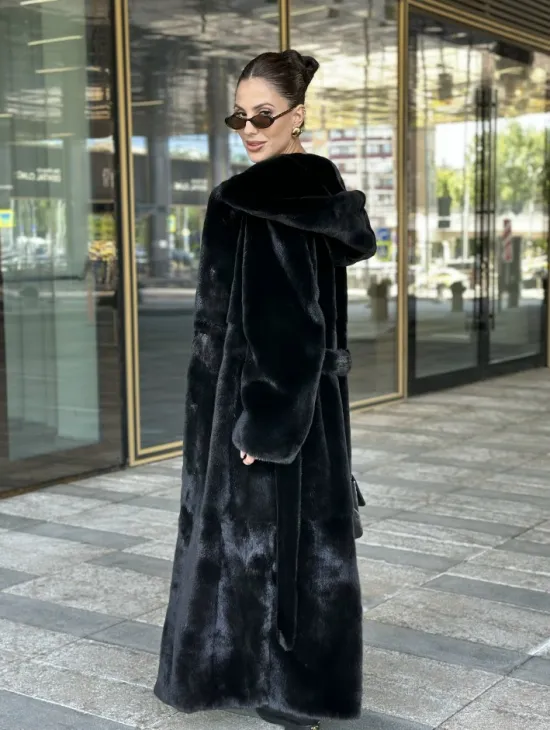 Удлиненная шуба из норки BLACKGLAMA с капюшоном