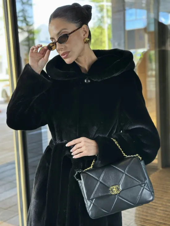 Удлиненная шуба из норки BLACKGLAMA с капюшоном