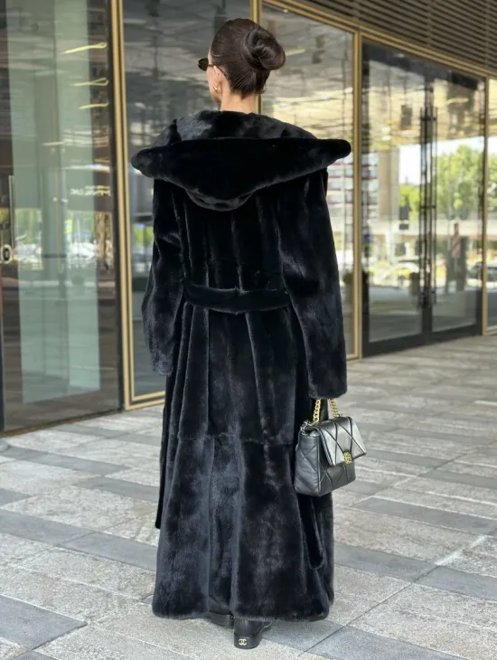 Удлиненная шуба из норки BLACKGLAMA с капюшоном