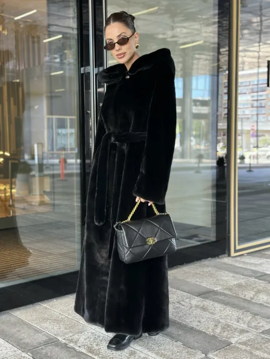 Удлиненная шуба из норки BLACKGLAMA с капюшоном