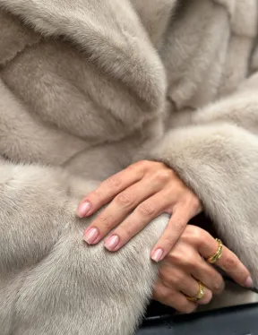 Шуба из меха норки английский воротник пудра