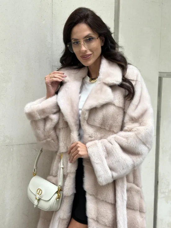 Бежевая норковая шуба в цвете пудра