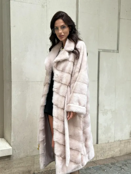 Бежевая норковая шуба в цвете пудра