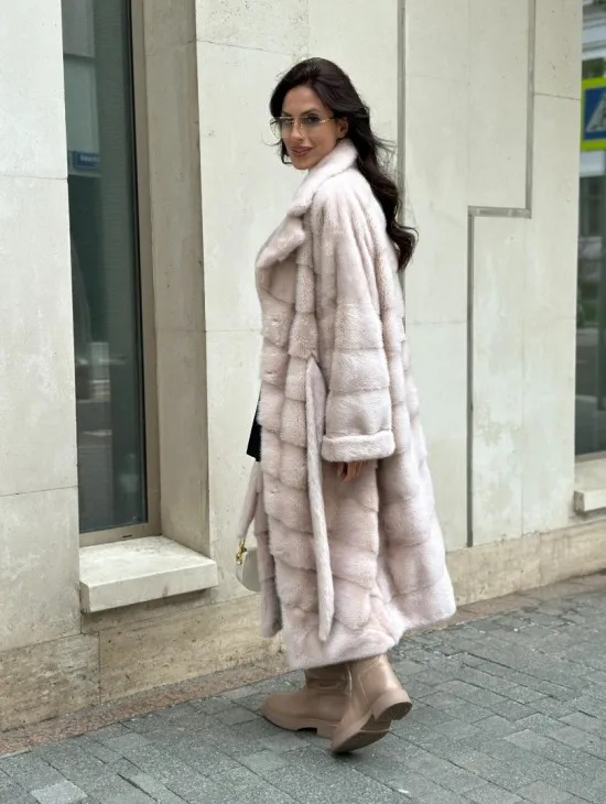 Бежевая норковая шуба в цвете пудра