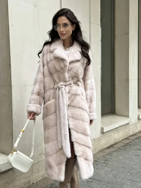 Бежевая норковая шуба в цвете пудра