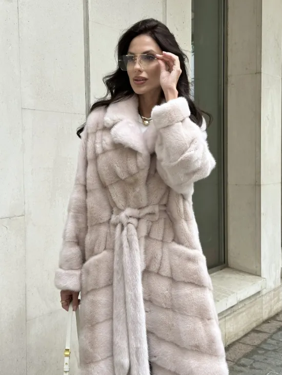 Бежевая норковая шуба в цвете пудра