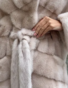 Бежевая норковая шуба в цвете пудра