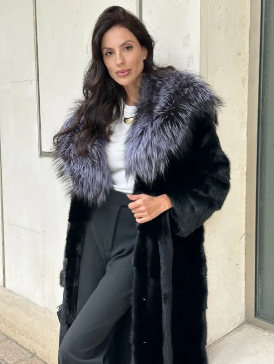 Норковая шуба черного цвета с капюшоном из чернобурки