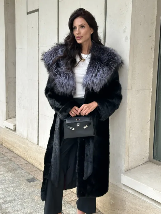 Норковая шуба черного цвета с капюшоном из чернобурки