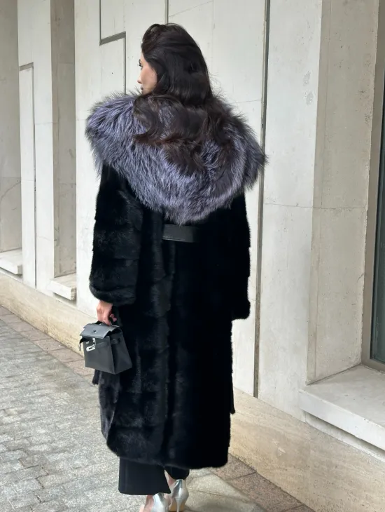 Норковая шуба черного цвета с капюшоном из чернобурки