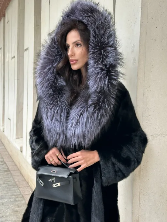 Норковая шуба черного цвета с капюшоном из чернобурки