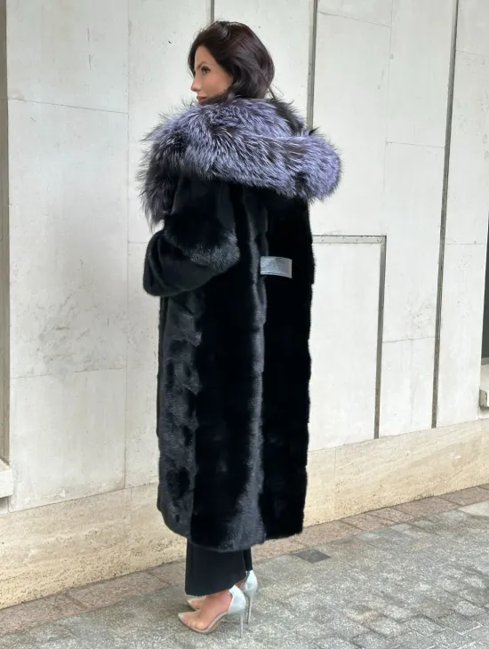 Норковая шуба черного цвета с капюшоном из чернобурки