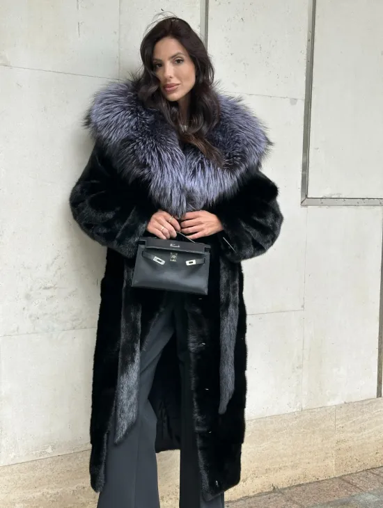 Норковая шуба черного цвета с капюшоном из чернобурки