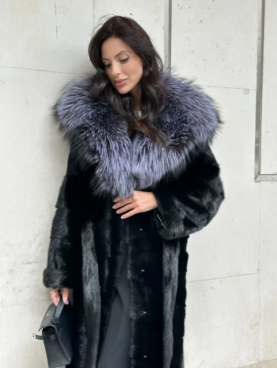 Норковая шуба черного цвета с капюшоном из чернобурки