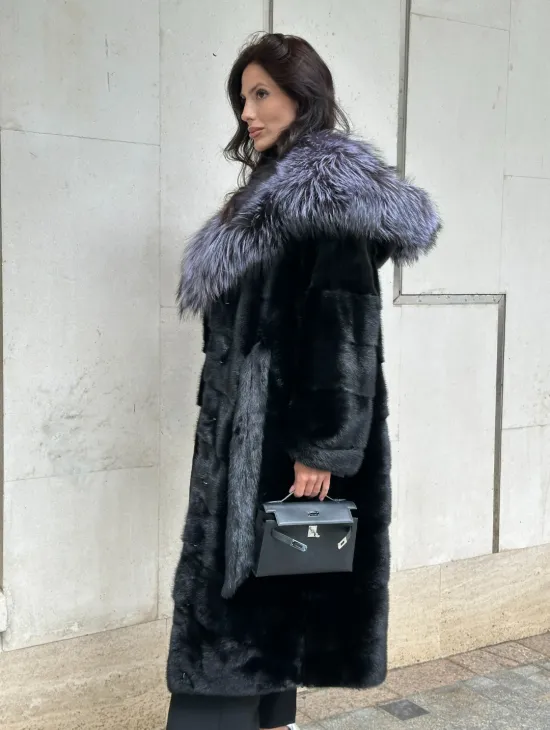 Норковая шуба черного цвета с капюшоном из чернобурки