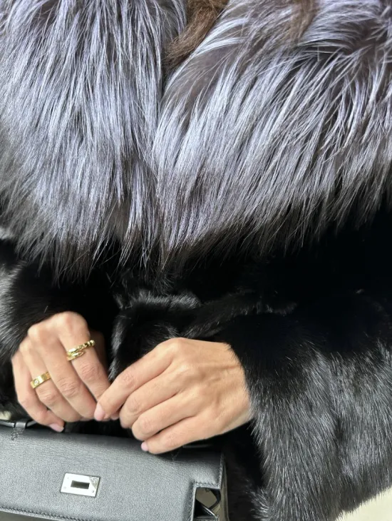 Норковая шуба черного цвета с капюшоном из чернобурки