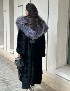 Норковая шуба черного цвета с капюшоном из чернобурки