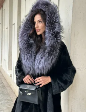 Норковая шуба черного цвета с капюшоном из чернобурки