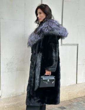 Норковая шуба черного цвета с капюшоном из чернобурки
