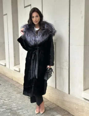 Норковая шуба черного цвета с капюшоном из чернобурки