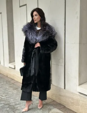 Норковая шуба черного цвета с капюшоном из чернобурки