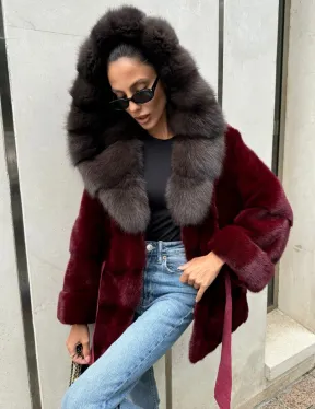 Шуба из меха норки с капюшоном из куницы бордового цвета