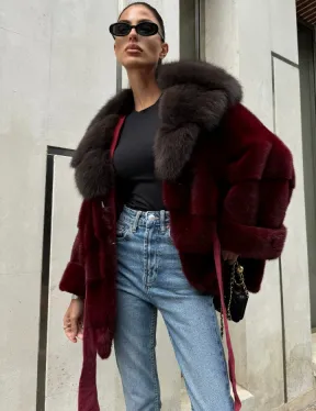 Шуба из меха норки с капюшоном из куницы бордового цвета