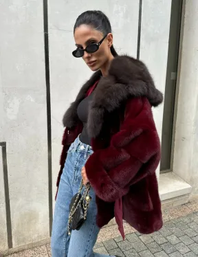 Шуба из меха норки с капюшоном из куницы бордового цвета