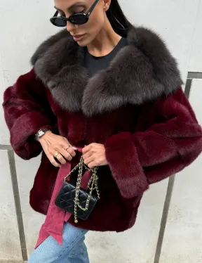 Шуба из меха норки с капюшоном из куницы бордового цвета