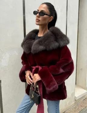 Шуба из меха норки с капюшоном из куницы бордового цвета