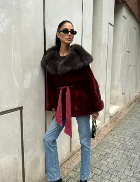 Шуба из меха норки с капюшоном из куницы бордового цвета