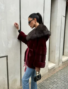 Шуба из меха норки с капюшоном из куницы бордового цвета