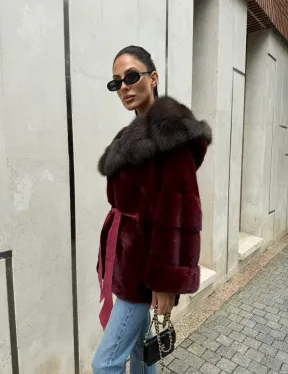 Шуба из меха норки с капюшоном из куницы бордового цвета