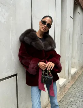 Шуба из меха норки с капюшоном из куницы бордового цвета