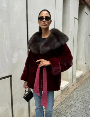 Шуба из меха норки с капюшоном из куницы бордового цвета