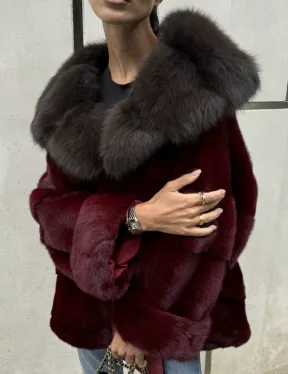 Шуба из меха норки с капюшоном из куницы бордового цвета