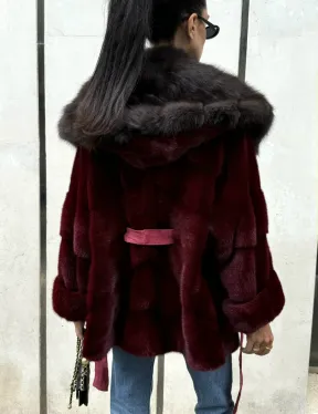 Шуба из меха норки с капюшоном из куницы бордового цвета